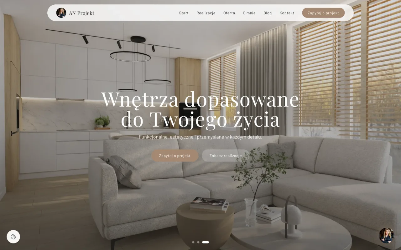 الصفحة الرئيسية لموقع anprojekt.com.pl، استوديو تصميم داخلي، صورة غرفة معيشة فاتحة