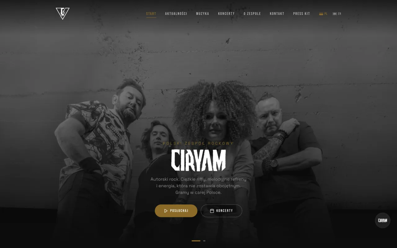 الصفحة الرئيسية لموقع ciryam.eu، فرقة روك بولندية، واجهة داكنة مع صورة الفرقة