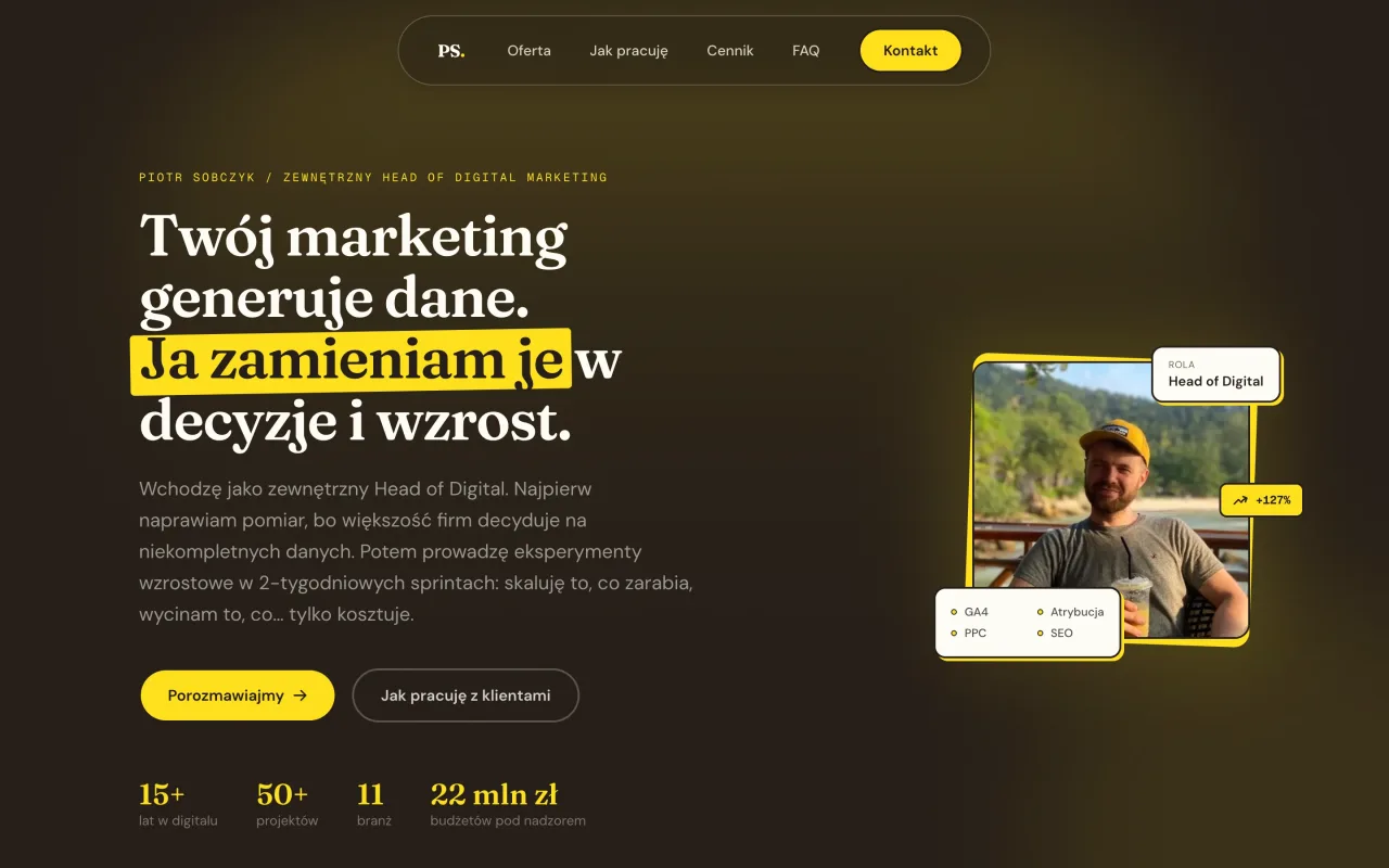 الصفحة الرئيسية لموقع sobczyk.io، Head of Digital Marketing بدوام جزئي، واجهة داكنة بلمسات صفراء